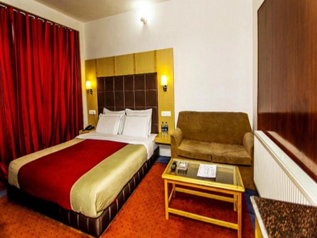 Holiday Plaza Hotel Srīnagar Kültér fotó