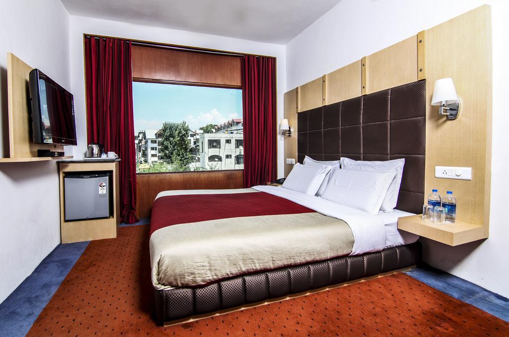 Holiday Plaza Hotel Srīnagar Kültér fotó