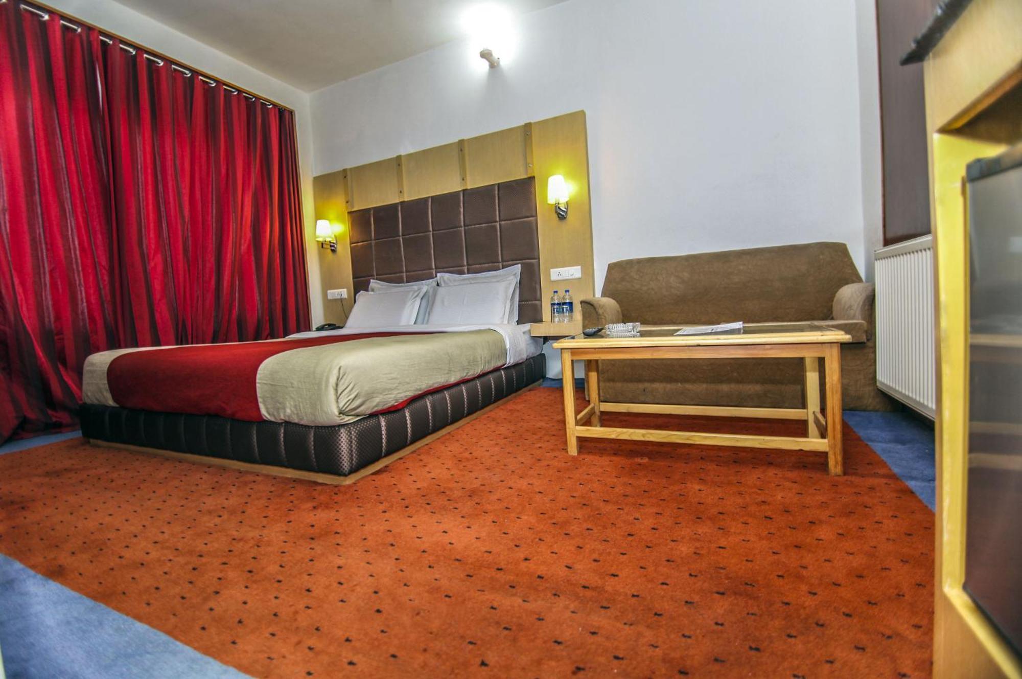 Holiday Plaza Hotel Srīnagar Kültér fotó
